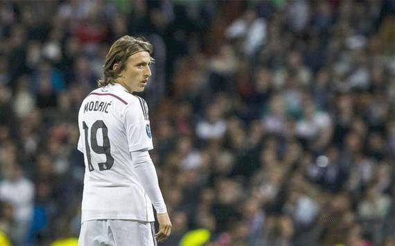 辽宁男篮连续两轮不敌广州龙狮，战绩止步杯赛，阵容调整和外援表现引发争议。